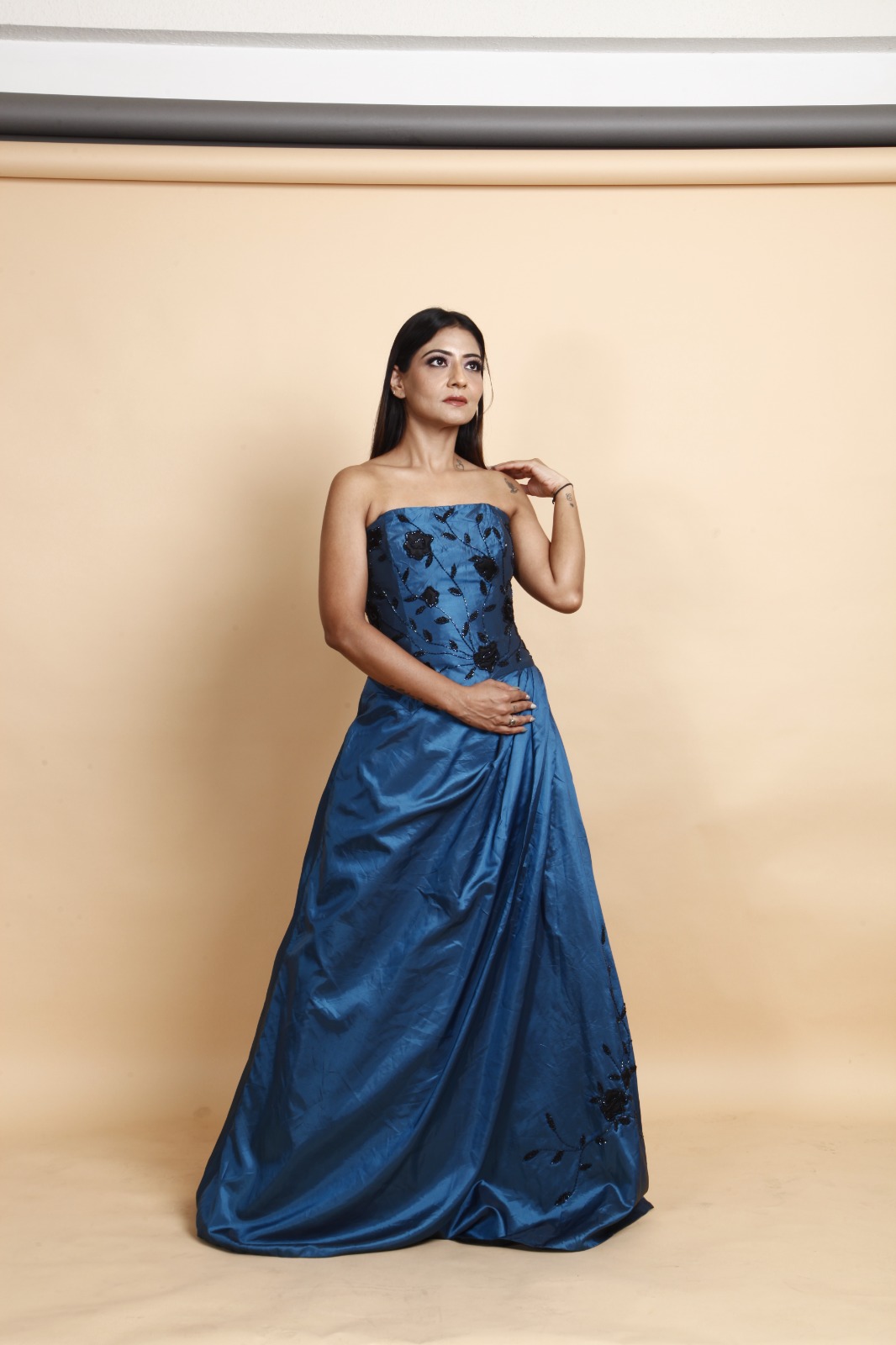Elegant Strapless Blue Evening Gown with Floral Detailing