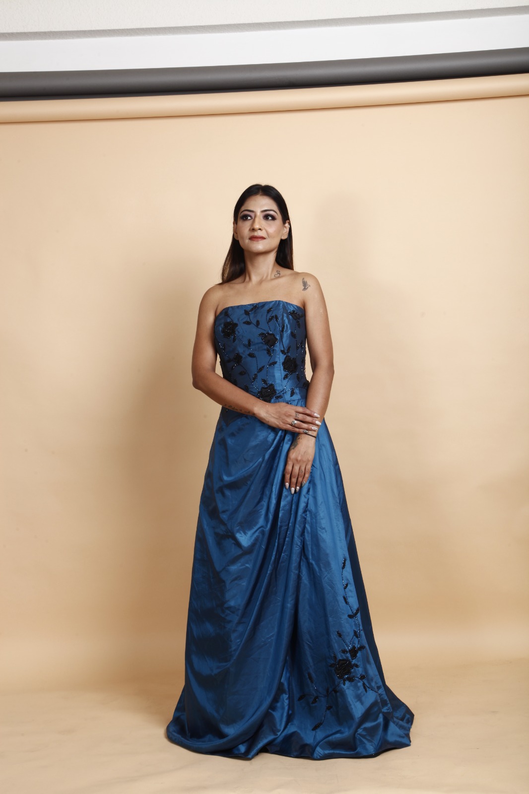 Elegant Strapless Blue Evening Gown with Floral Detailing